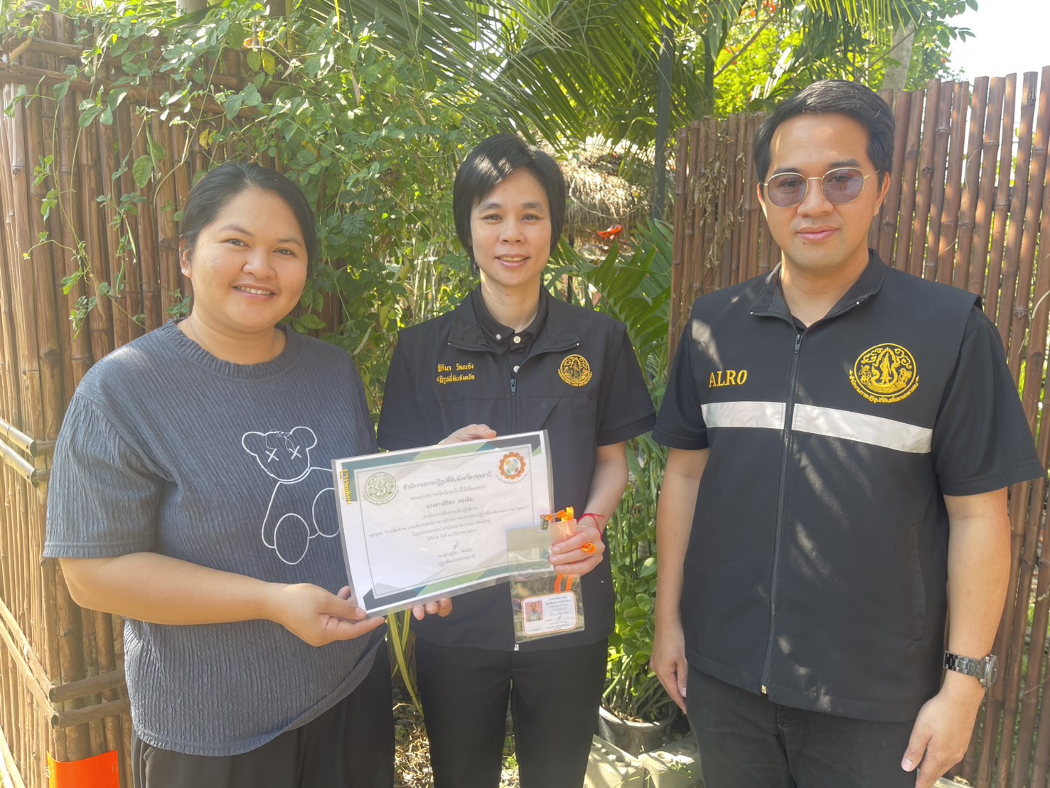 title - นางสาวฐิติมา วัฒนจัง” ปฏิรูปที่ดินจังหวัดปทุมธานี มอบประกาศนียบัตร และบัตรประจำตัวอาสาสมัครปฏิรูปที่ดินเพื่อเกษตรกรรม (อสปก.) ให้แก่ อสปก.ที่ผ่านการฝึกอบรมเชิงปฏิบัติการ 